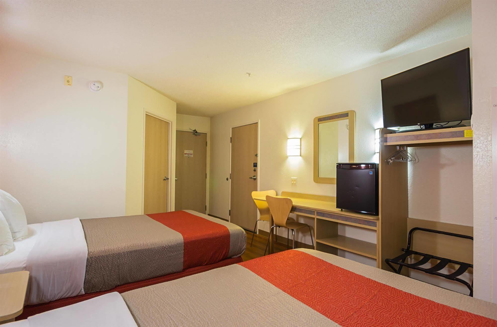 Motel 6-Whitby, On - Toronto East Екстериор снимка