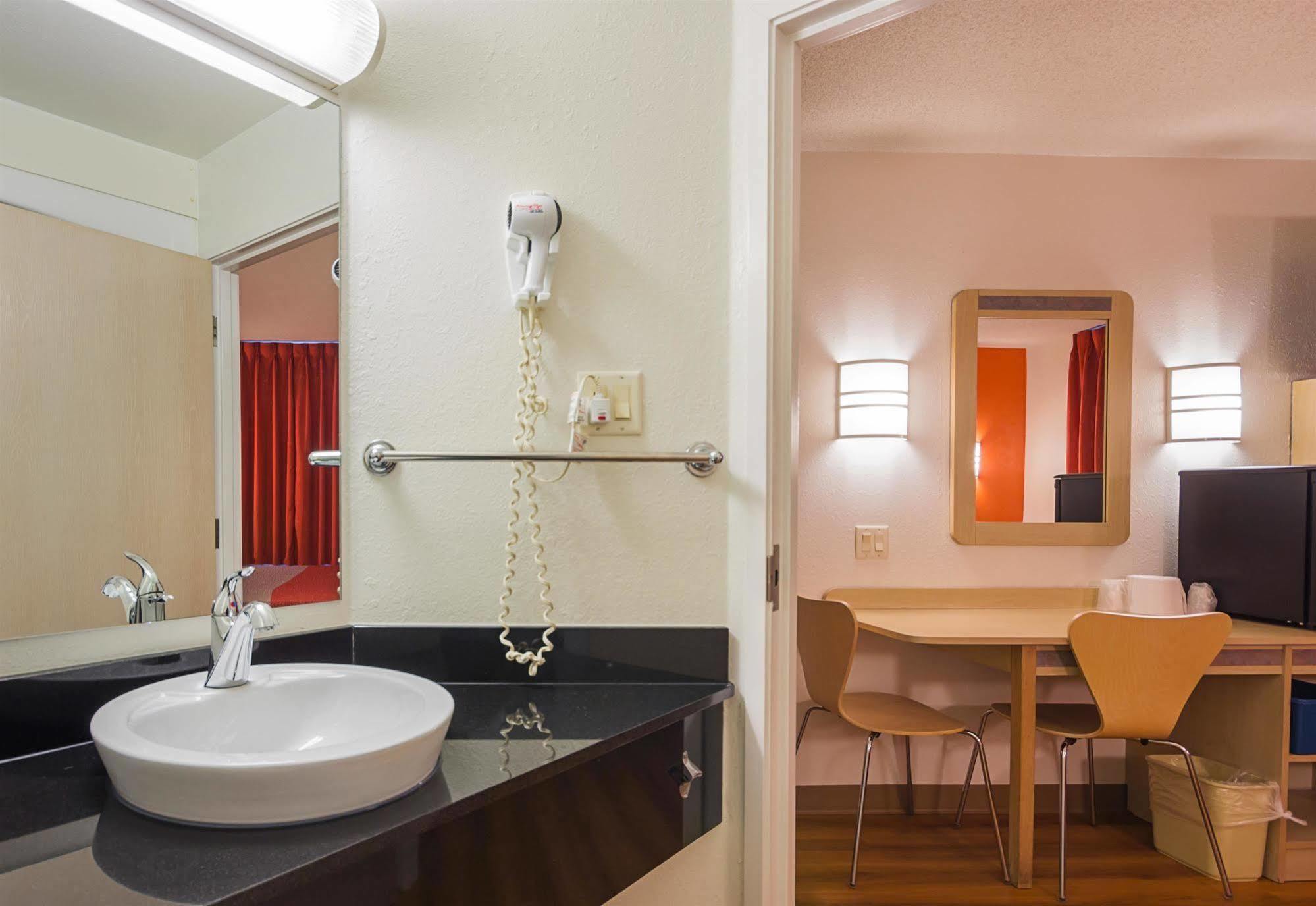 Motel 6-Whitby, On - Toronto East Екстериор снимка