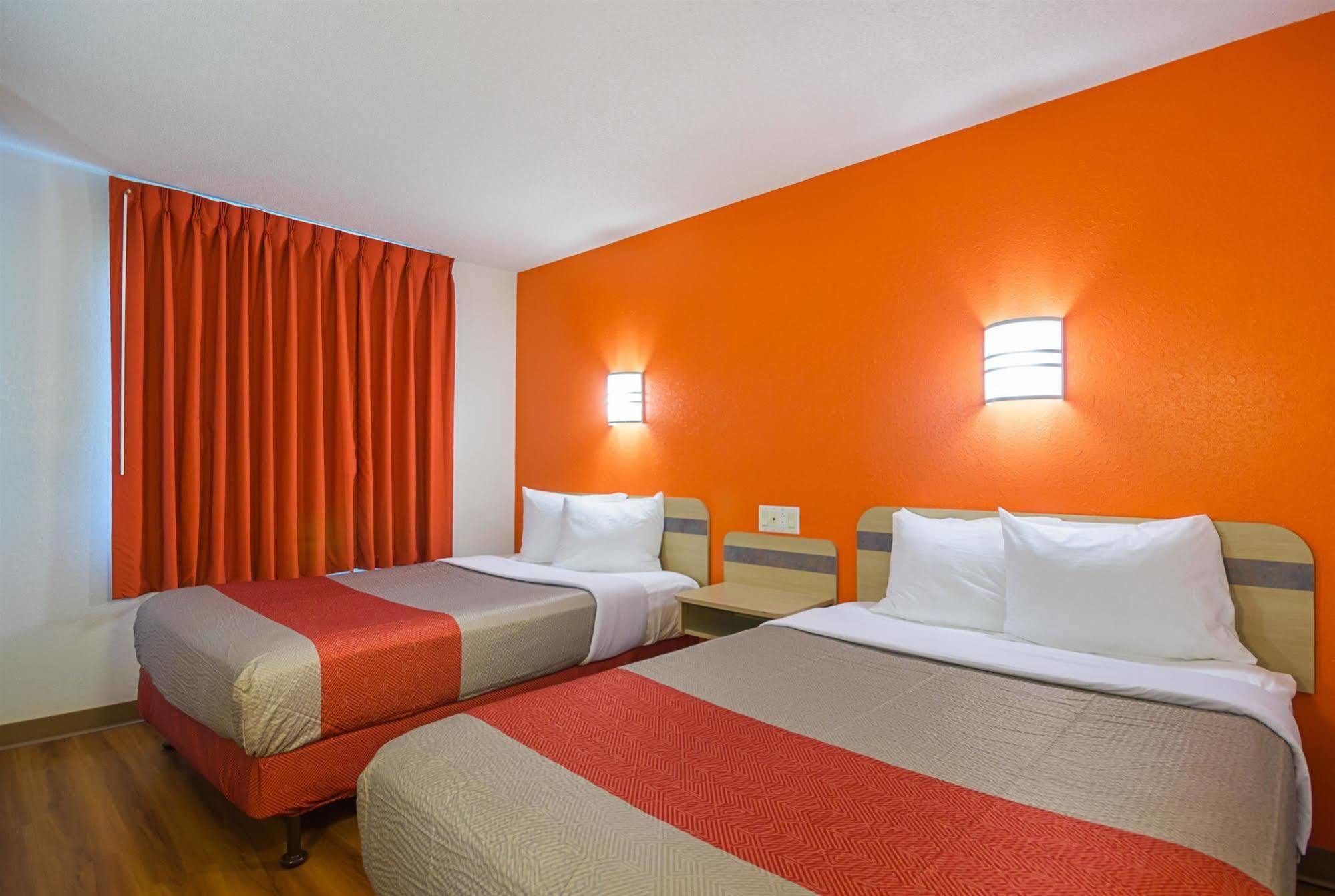 Motel 6-Whitby, On - Toronto East Екстериор снимка