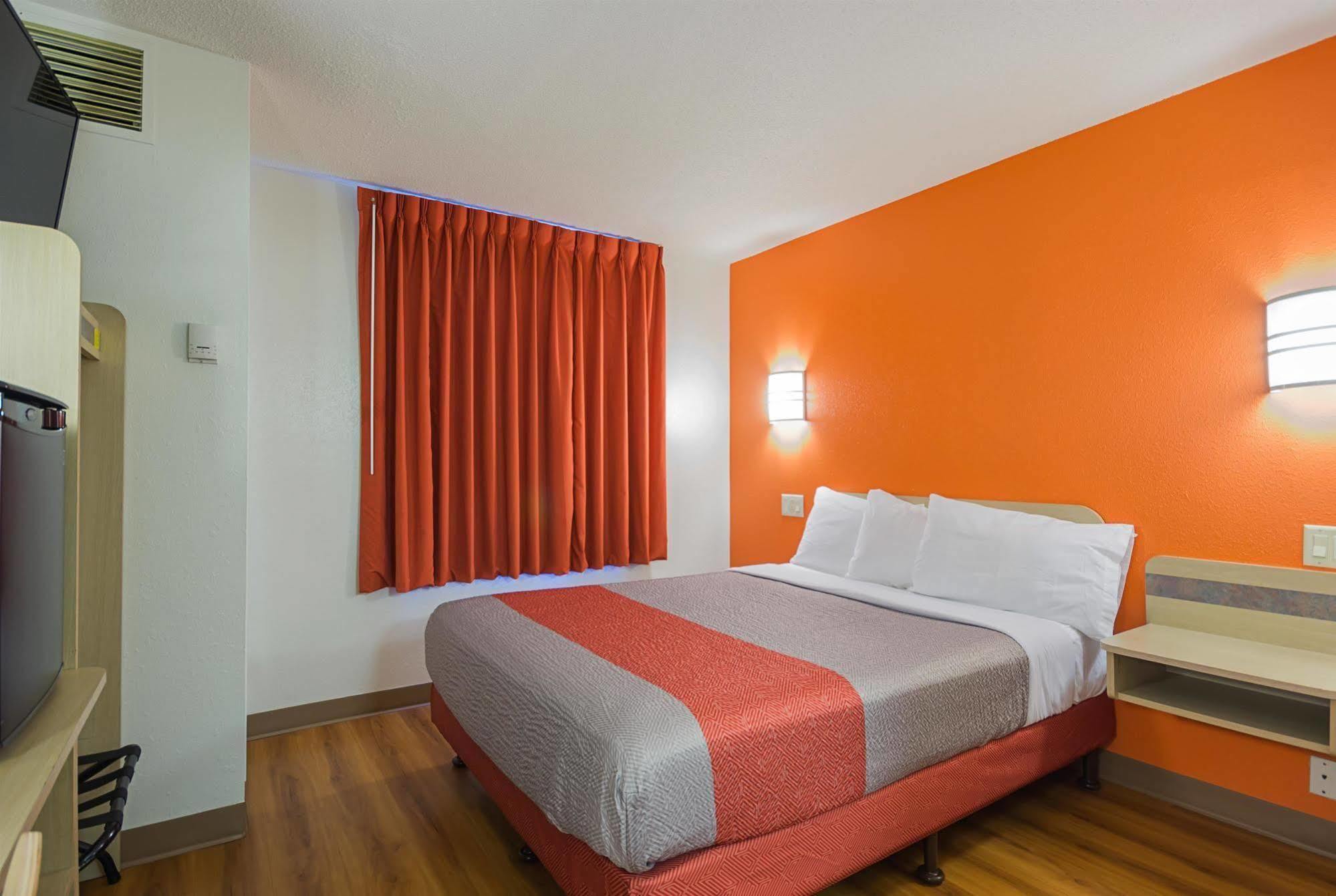Motel 6-Whitby, On - Toronto East Екстериор снимка
