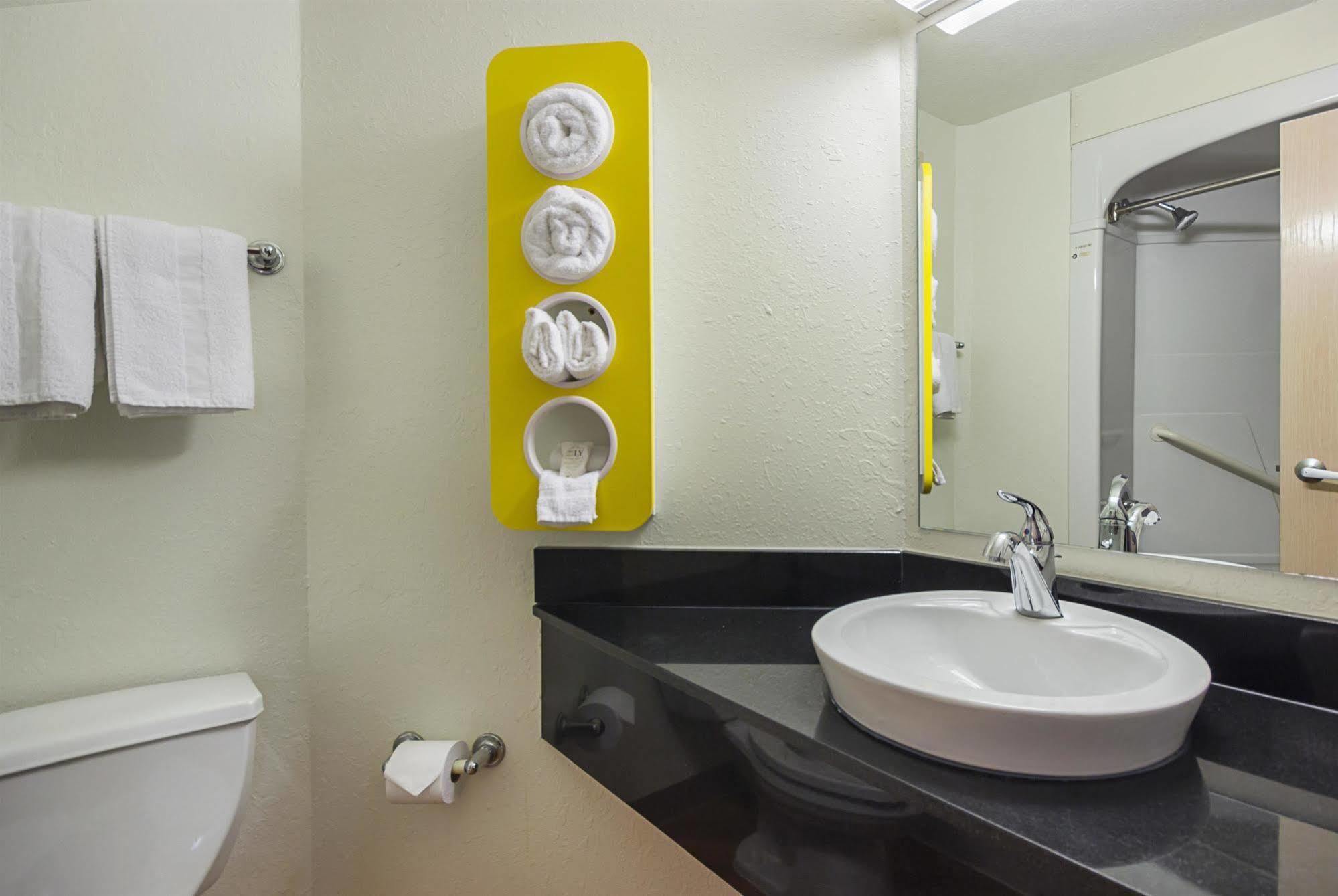 Motel 6-Whitby, On - Toronto East Екстериор снимка
