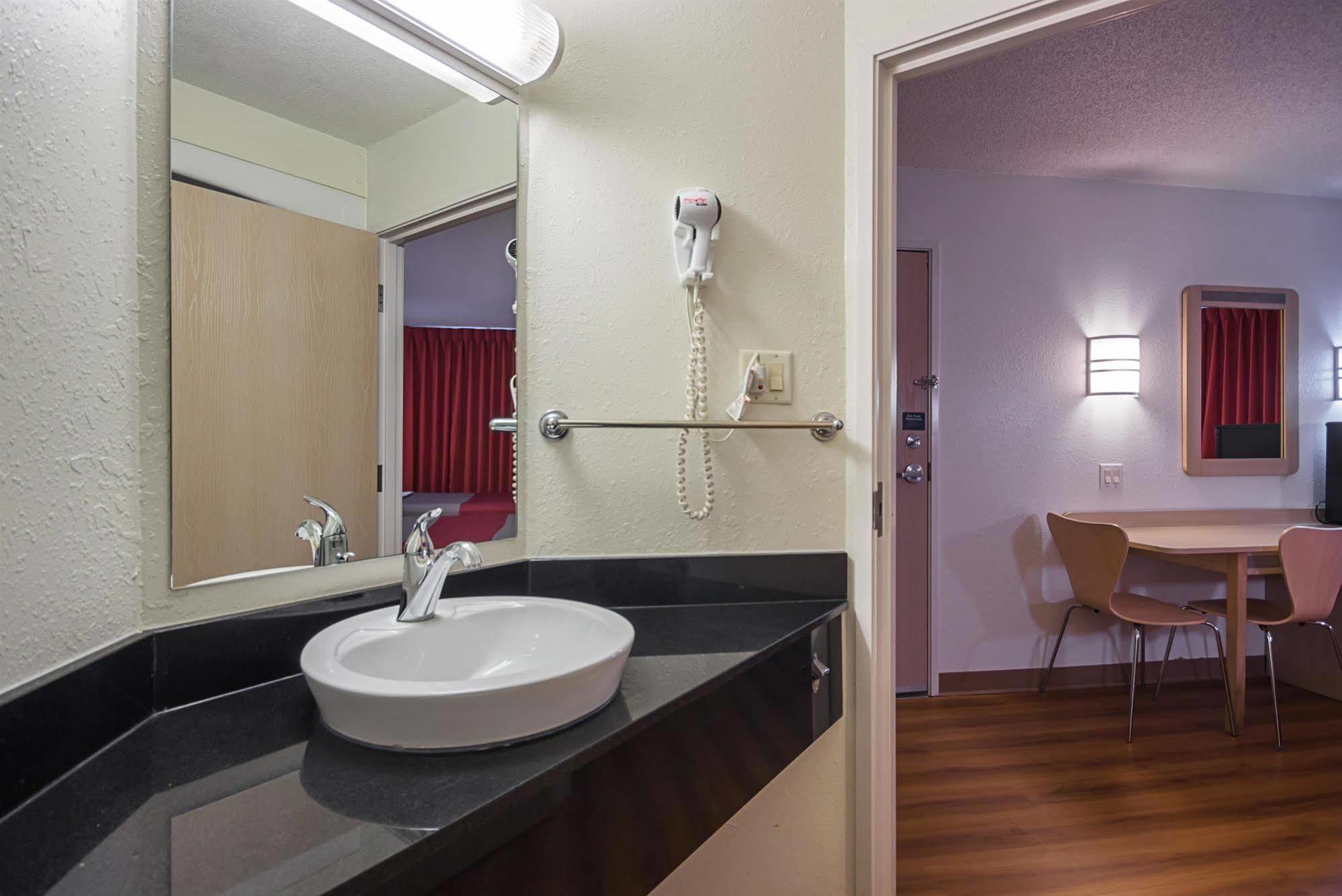 Motel 6-Whitby, On - Toronto East Екстериор снимка