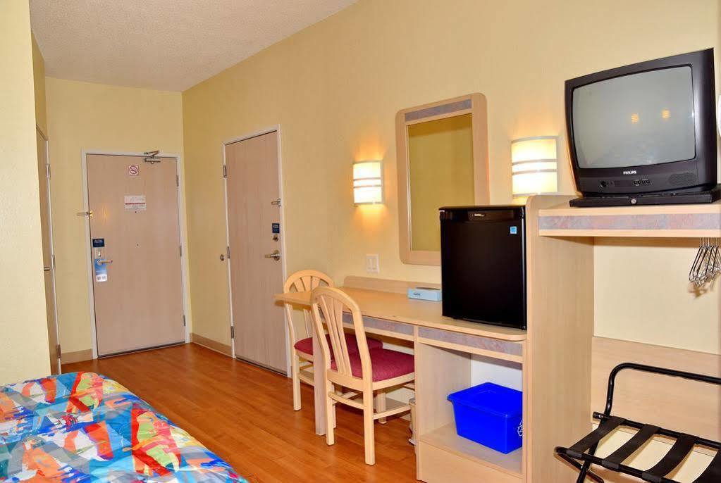 Motel 6-Whitby, On - Toronto East Екстериор снимка