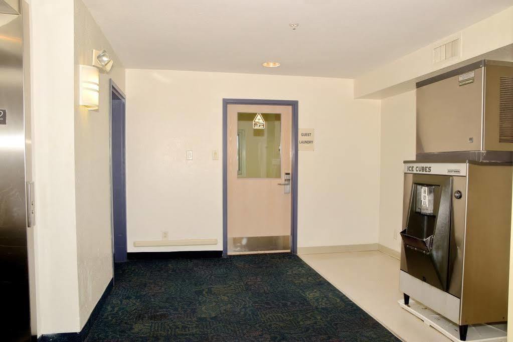 Motel 6-Whitby, On - Toronto East Екстериор снимка